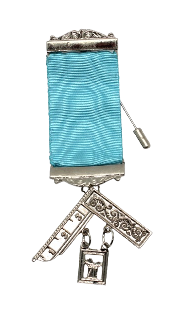 Comenda Maçônica Rito de Emulação | Mestre Instalado | Medalha Prateada com Fita Azul